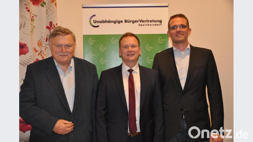 Christian Porsch (Mitte) will seinem Vater Manfred (links) als Bürgermeister nachfolgen. UBV-Vorsitzender Christian Bäß (rechts) lobte den Kandidat als erfahren und engagiert. Bild: ak