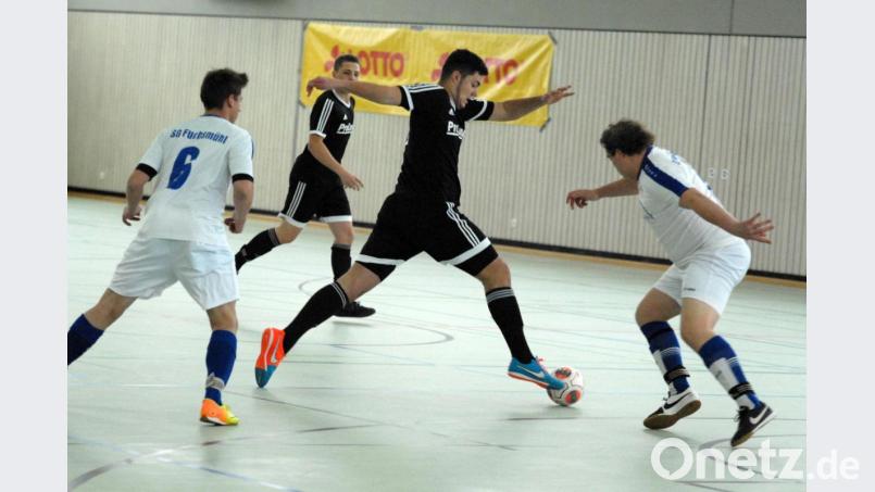 Am Samstag werden in Tirschenreuth zwei Vorrundengruppen der Futsal-Kreismeisterschaft ausgetragen. Das Bild zeigt eine Szene aus der Partie TSV Waldershof gegen SG Fuchsmühl (weiße Trikots) im Vorjahr. Bild: gb