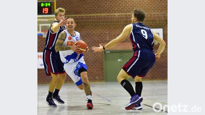 Patrik Bortel eilt mit schnellem Schritt in Richtung gegnerischen Korb: In Erlangen wartet auf die Hamm Baskets eine schwierige, aber nicht unlösbare Aufgabe. Bild: A. Schwarzmeier