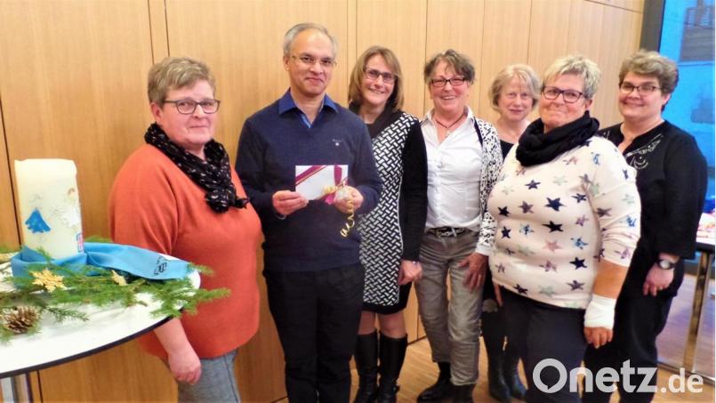 Der Betrag von 300 Euro ist bei Pfarrer Varghese Puthenchira in guten Händen. Er wird die Spende an ein Behindertenheim im indischen Bundesstaat Kerala weiterleiten. Das Führungsteam des KDFB Kohlberg mit (von links) Beate Heumann, Andrea Schwarz, Heidi Bauer, Johanna Fischer, Edith List und Andrea Merkl weiß das Geld gut angelegt. Bild: jml