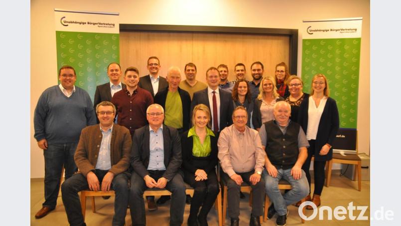 Bürgermeisterkandidat Christian Porsch (mit roter Krawatte) führt auch die Liste der UBV-Bewerber für den Gemeinderat an. Bild: ak