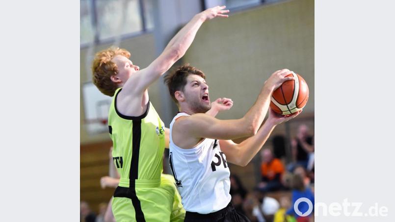 Auch der Neustädter Spielmacher Jojo Klughardt (rechts) gehört wie auch Ondrey Stych und Jonas Meißner zu diversen Neustädter Spielern, die während der Woche im Training erkältet passen mussten. Einsatz offen. Bild: Alfred Schwarzmeier
