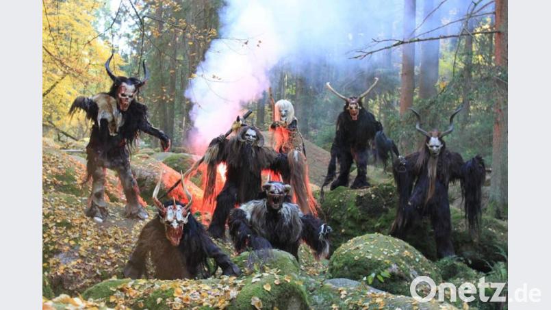 Die Perchtengruppe „Flossboch Deifl“ tritt auf. Bild: adj