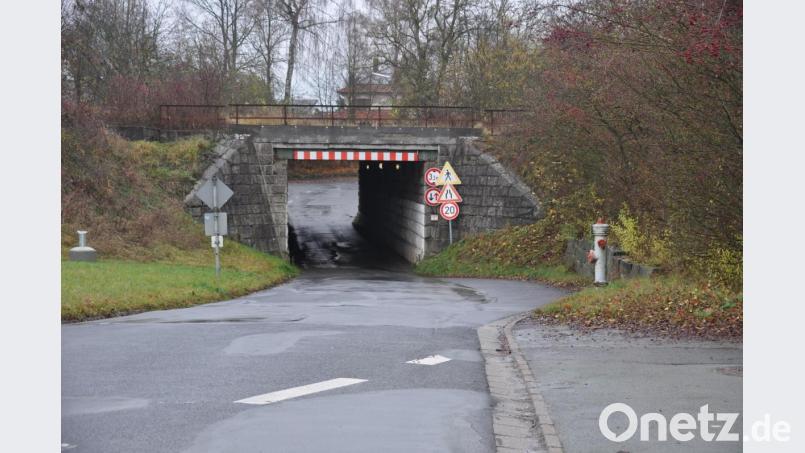 Kostspielig und schwierig wird die Erneuerung der Bahnüberführung in der Ganghofer Straße. Die Gemeinderäte machten sich in ihrer Sitzung Gedanken, wie die Kommune finanziell entlastet werden könnte. Bild: ak
