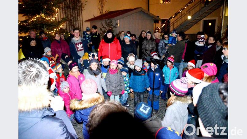 Seit nun 25 Jahren läutet der Schnaittenbacher Weihnachtsmarkt die besinnliche und staade Zeit in der Stadt am Ehenbach auf die schönste Weise ein und hat an seiner Beliebtheit nichts eingebüßt, was die Jubiläumsausgabe mit rekordverdächtigen Besucherzahlen bereits bei der Eröffnung bewies. Bild: ads