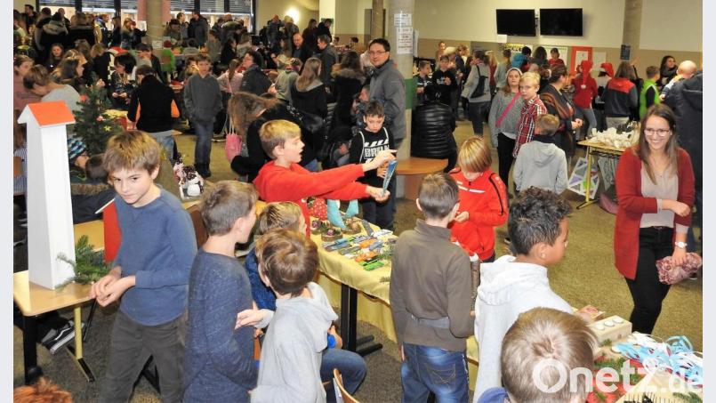 Schon in der Früh um 8 Uhr ist der Andrang beim Weihnachtsaktionstag an der Realschule enorm. Der Erlös wird gespendet. Bild: exb/Irene Sebald