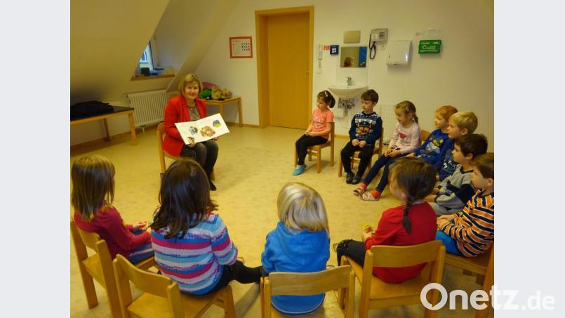 Konrektorin Beate Koch las im Regenbogen-Kindergarten den Kindern vor. Bild: njn