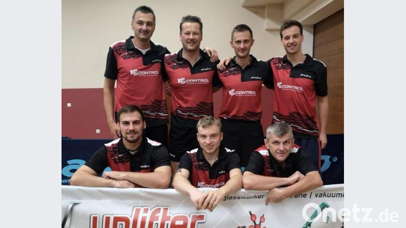 Die Herren I mit Lubomir Kriz, Alois Spitzer, Sebastian Thurn, Jan Kudrna (hintere Reihe von links), David Kiener, Christian Brabec und Damir Prstec (vorne von links) wurden mit 17:1 Punkten Herbstmeister in der Landesliga Ostnordost. Bild: tob