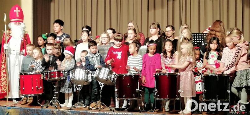 Das Adventskonzert des Musikvereins &quot;Klingende Töne&quot; lässt sich auch der Nikolaus nicht entgehen. Bild: rgr