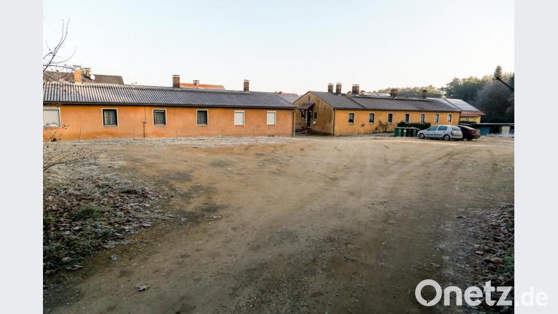 Anstelle des rechten Hauses will die Stadt an der Friedrich-Hebbel-Straße zwölf Sozialwohnungen bauen. Die Kosten werden auf rund 2,6 Millionen Euro geschätzt. Auch das linke Gebäude soll auf lange Sicht ersetzt werden. Bild: Hösamer