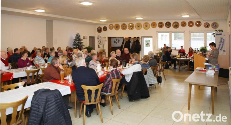 In der Sportklause Helgert beging der VdK-Ortsverband seine Weihnachtsfeier. Am Rednerpult (rechts) stellvertretende VdK-Ortsvorsitzende Brigitte Scharf. Bild: JOCHEN NEUMANN 
ERBENDORF