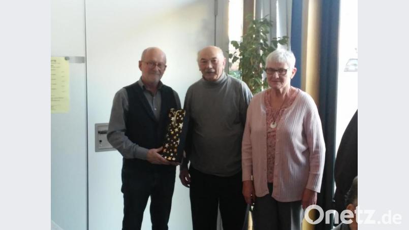 Den langjährigen Gewerkschaftlern (von rechts) Irmgard und Josef Puff gratuliert Manfred Kuchner. Bild: exb/Manfred Haberzeth