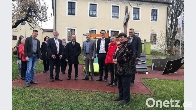 Europaabgeordneter Christian Doleschal (Vierter von rechts) besucht das Kinderhaus Dorfpiraten. Mit im Bild sind auch Stellvertretender Landrat Alfred Scheidler (Sechster von rechts), Erster Bürgermeister Josef Schmidkonz (Zweiter von links), Dritter Bürgermeister Franz Schöner (rechts) FU-Kreisvorsitzende Tina Zeitler (hinten, Dritte von links), Kinderhaus-Leiterin Irida Haberkorn (Zweite von rechts), stellvertretende Kinderhaus-Leiterin Ilona Kilian (Dritte von rechts) und stellvertretender CSU-Kreisvorsitzender Roland Grillmeier (Fünfter von rechts). Bild: exb