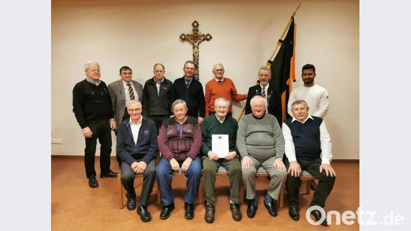 Ein Dank für die Treue kam von Präses Pfarrer Erwin Bauer (vorne 2.v.r), Pfarrvikar Bivin und Vorsitzenden Gregor Härtl (hinten v. r.). Ein besonderer Dank ging an Otto Wildenauer (mit Urkunde) für 70 Treuejahre. Bild: gz