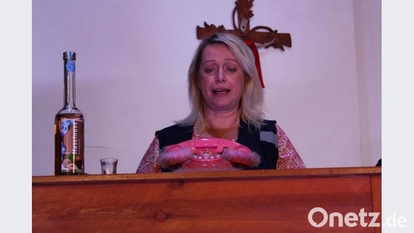 Maria Brandner (Elke Schöffel) ist ganz aufgeregt. Zum ersten Mal läutet das neue Telefon. Was soll sie dem Kunden erzählen? Bild: wro