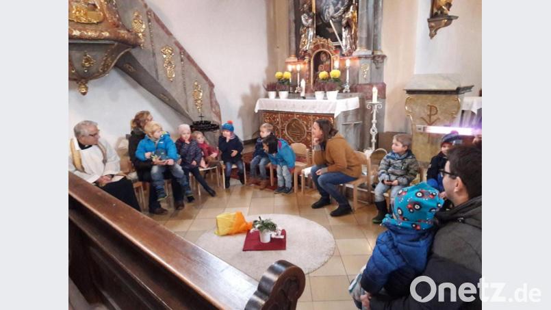 Anna Stangl (Fünfte von rechts) und Anna-Lena Rupprecht (Achte von rechts) organisieren in der Matthäus-Kirche die erste Kindermesse. Bild: dip