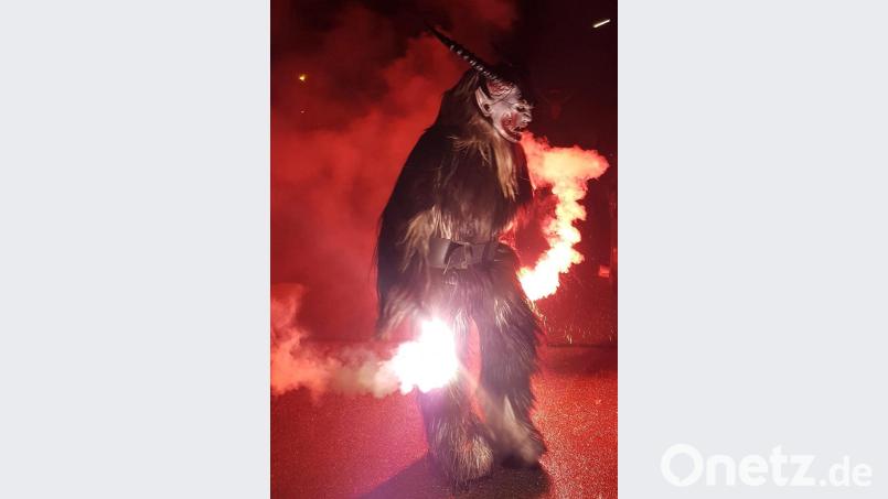 Die Perchtengruppe „Flossboch Deifl“ tritt auf. Bild: adj