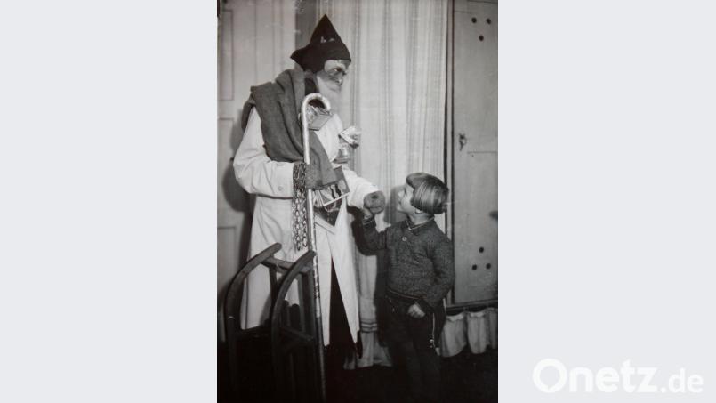 Auf diesem Foto aus dem Familienalbum aus den 1930er zeigt der kleine Franz Vogl keine Angst vor der Furcht einflößenden Nikolausgestalt. Repro: lg