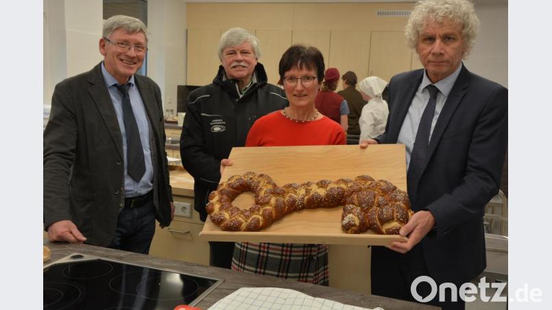 Zur Neueröffnung der Schulküche gab es von Landrat Wolfgang Lippert (rechts) einen gebackenen Schlüssel. Mit dabei waren (von links) Leitender Landwirtschaftsdirektor Wolfgang Wenisch, Bauleiter Roland Franz und Schulleiterin Doris Eckl. Bild: jr
