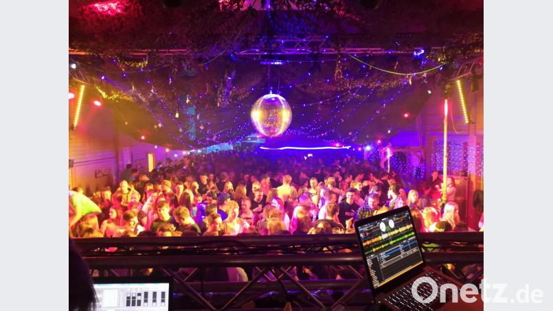 Im winterlich dekorierten Ambiente und Lichtermeer wurde die Party „Winter- Opening“ gefeiert. Bild: gi