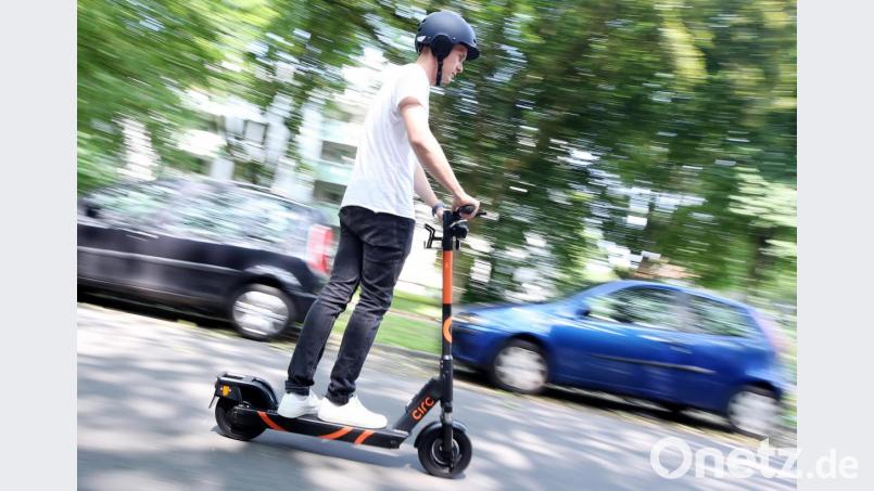 Symbolbild. Noch im Dezember sollen die E-Scooter nach Regensburg kommen. Auch Amberg und Weiden könnten künftig per E-Roller erschlossen werden. Bild: Roland Weihrauch/dpa