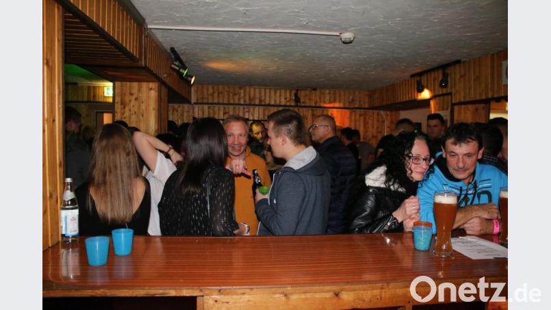 Auf der Tanzfläche und an der Bar tummeln sich die Gäste. Bild: sne