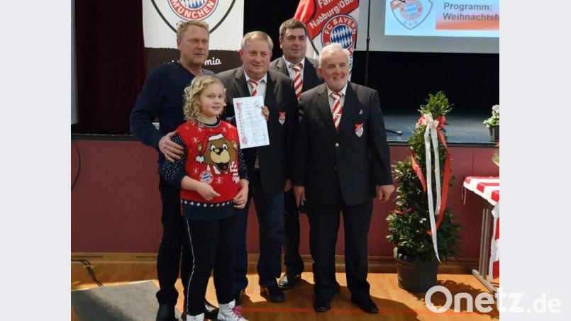 Erich Ritschel (hinten, links) wurde von der Fanclub-Führung um Präsident Bernd Hofmann (rechts) als 5 750 Mitglied begrüßt und geehrt. Bild: ral