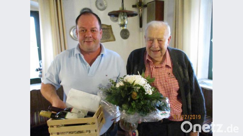 Mit Wehmut verabschiedete sich der Skiclub von seinem Vereinslokal „Malladeck“ und den Wirtsleuten Marianne und Christian Ströll (rechts). Beide sind seit 49 Jahren Mitglied des Skiclubs und Vorsitzender Markus Hiltel erinnerte an eine tolle Zeit. Als Dankeschön gab es ein Präsent und Blumen. Bild: bra