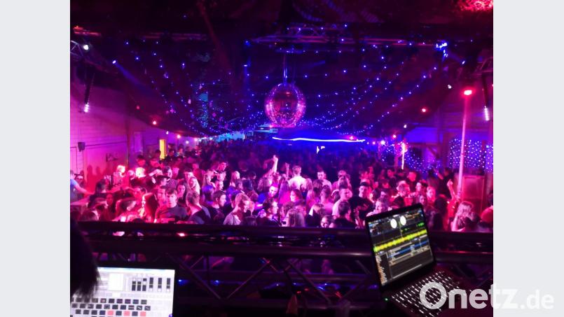 Im winterlich dekorierten Ambiente und Lichtermeer wurde die Party „Winter- Opening“ gefeiert. Bild: gi