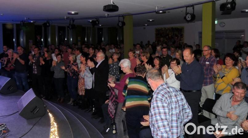 Stehende Ovationen gibt es für die "4Souls" beim Konzert der "Pistenschwinger" in der Aula der Schule. Bild: mor