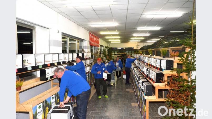 Einpacken heißt es nach dem Schauende für die Aussteller. Aber voller Freude aufgrund des unerwartet großen Erfolgs beim Debüt in der Pfrentscher Pfreimdtalhalle. Bild: fjo