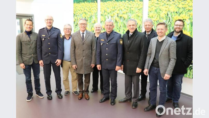 Beim Weihnachtsbesuch dankten CSU-Politiker den Mitarbeitern der Polizeiinspektion für die 24-stündige Einsatzbereitschaft. Im Bild (von links): Bundestagsabgeordneter Albert Rupprecht, stellvertretender Inspektionsleiter Thomas Dietrich, die Bürgermeister Toni Dutz und Franz Stahl, Kreisrätin Angela Burger, PI-Leiter Werner Schönfelder, die Bürgermeister Roland Grillmeier und Lothar Müller, Landtagsabgeordneter Tobias Reiß sowie JU-Kreisvorsitzender Matthias Grundler. Bild: exb