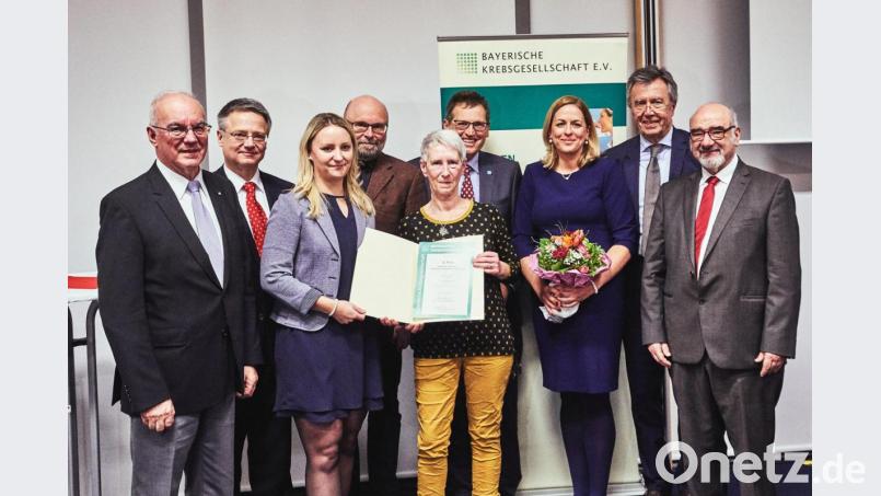 Die Amberger freuen sich über ihren dritten Platz (von links): Heinz Donhauser, Ludwig Fischer von Weikersthal, Nina Rebl, Anton Scharl, Brigitta Schöner, Harald Hollnberger, Doris Kölbl, Günter Schlimok (Bayerische Krebsgesellschaft) und Peter Bauer (Bayerischer Patienten- und Pflegebeauftragter. Bild: Christian Reger/exb