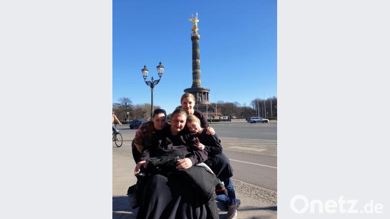 Mike Fiedler mit seinen beiden Töchtern Vanessa (Zweite von rechts) und Maja (rechts) sowie seiner Frau Tina an der Siegessäule in Berlin. Bild: exb