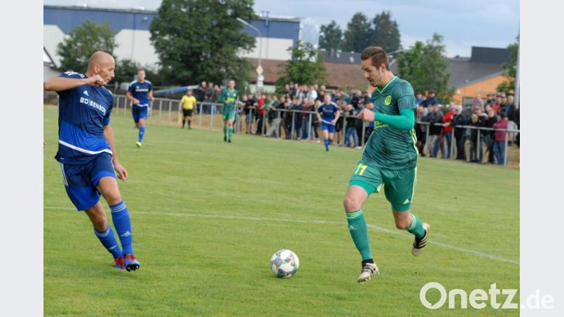 Das Derby zwischen dem FC Vorwärts Röslau und dem SV Mitterteich wird erst im Frühjahr ausgetragen. Das Bild zeigt eine Szene aus dem Hinspiel (2:2) mit dem Mitterteicher Marco Kießling (rechts). Bild: gb
