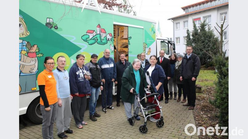 Der Mobile Dorfladen der Steinwald-Allianz macht an den örtlichen Seniorenheimen Station. Auf dem Bild der erste Stopp vor dem Caritas-Altenheim mit den Bewohnern, Caritas-Mitarbeitern sowie Bürgermeister Hans Donko (sechster von links), Geschäftsführer Martin Schmid und den beiden Heimleitern Andreas Wöhrl (vierter von rechts) und Eveline Gerst-Seidl (fünfte von rechts). Bild: njn