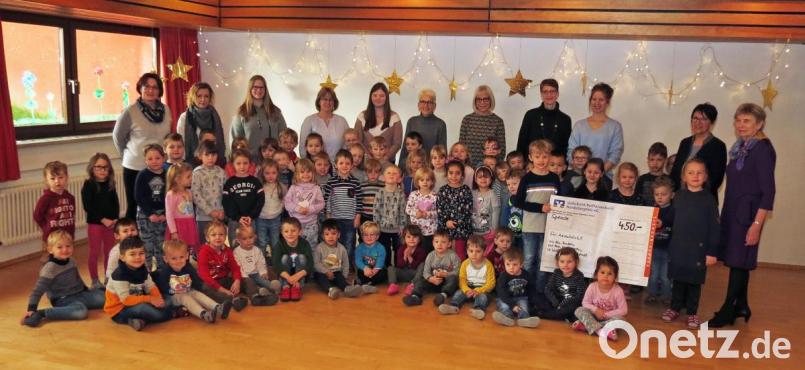 Der Kindergarten St. Wolfgang spendet 450 Euro an das Hilfswerk „Adventslicht“. Bild: Dobmeier