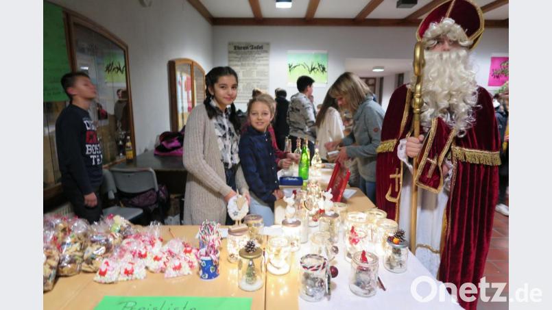 Auch der Nikolaus bewunderte das vielfältige Angebot beim Weihnachtsbasar der Realschule. Bild: jzk