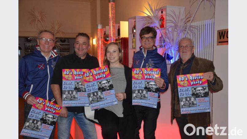 &quot;Rock Connection&quot; und &quot;Back Beat&quot; präsentieren die &quot;60&#039;s Revival Party&quot; mit (von links) Reinhold Wildenauer, Vereinshaus-Pächter Erwin Voit, Cathrin Kube vom Amt für Kultur, Stadtgeschichte und Tourismus, Horst Petzold und &quot;Charly&quot; Hero. Bild: Kunz