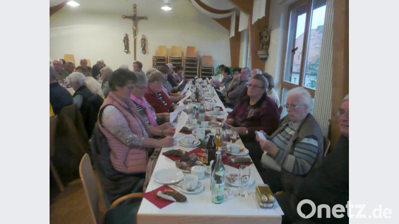 Beim gemeinsamen Kaffeeklatsch ließen die Frauen und Männer das Jahr beim Seniorentreff Winklarn-Thanstein Revue passieren. Bild: amö