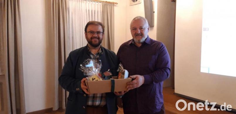 Günther Kuhbandner bedankte sich mit einem kleinen Geschenk bei Hans Walter (links) für den interessanten und kurzweiligen Vortrag. Bild: soj