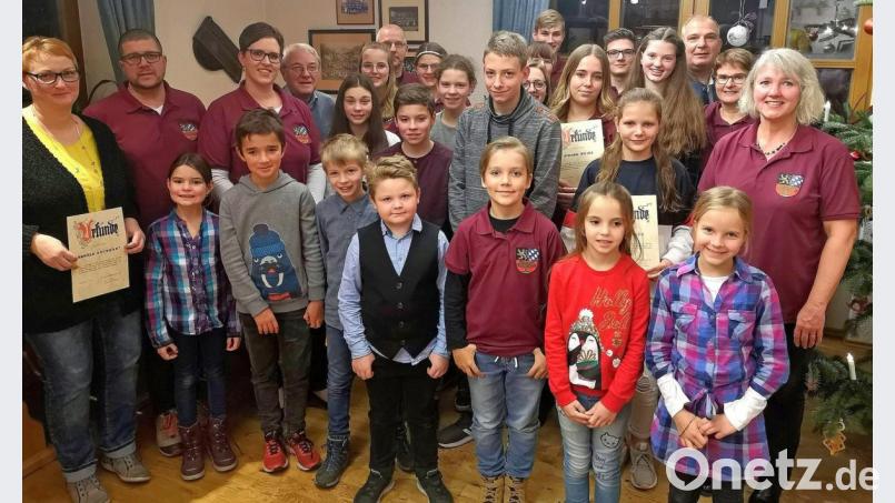 Das Weidener Akkordeonorchester ehrt langjährige Mitspieler. Repro: Dobmeier