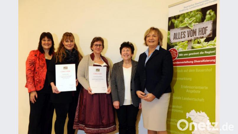 Referatsleiterin Regine Wiesend (links), Angelika Spitzer von der Regierung der Oberpfalz und Else Köstler vom Landwirtschaftsamt Tirschenreuth (von rechts) freuen sich mit Petra Pieper (Zweite von links und Antje Kopp-Lüdemann (Mitte) über den erfolgreichen Abschluss ihrer Qualifizierung. Bild: Monika Rohlmann/exb