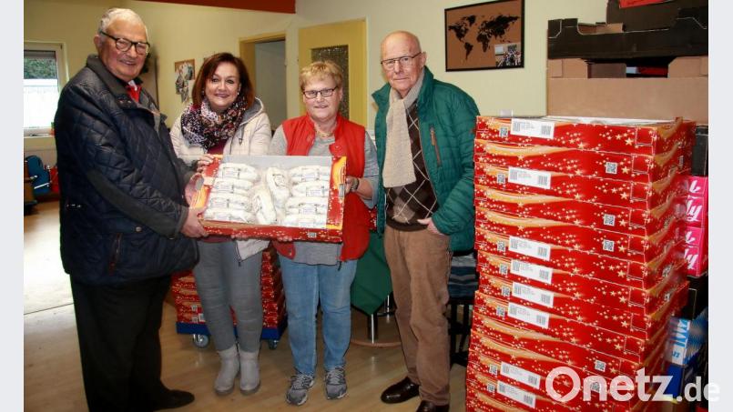 Vorsitzende Nicole Fürst (2. von links), Gerhardt Höhn und Anni Riedl (von rechts) zeigten sich dankbar für die Weihnachtsstollen, die Oskar Deininger (links) im Namen des Lions-Hilfswerks Marktredwitz-Fichtelgebirge übergab. Bild: wro