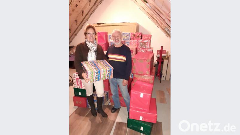 Evi Weißmann und Hans Karl haben allen Grund zur Freude. Alle Pakete zugunsten der Aktion „Für das Leben und die Hoffnung“ können ausgeliefert werden. Bild: gpa