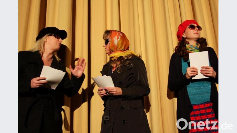 Werbung ist alles. Um ihr Angebot unter die Leute zu bringen, verteilt das „heiße“ Trio (Elke Schöffel, Martina Nachbar und Yulia Vidovksi – von links) einen Reklameflyer nach dem anderen. Bild: wro
