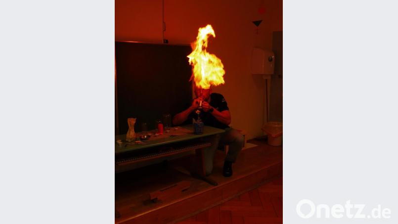 Tobias Tippmann führte in eindrucksvoller Weise vor, wie unterschiedliche Stoffe Feuer fangen können. Bild: Christina Trenner/exb