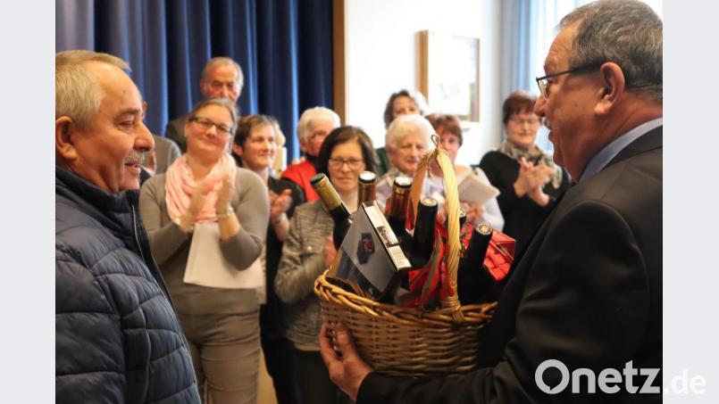Der Chor überreichte seinem scheidenden Dirigenten Helmut Wolf (rechts) ein Präsent zum Abschied. Bild: wrm