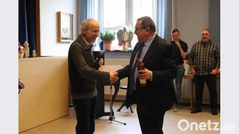 Regionalkantor Rudolf Fischer (links) dankt Helmut Wolf (rechts) für sein jahrzehntelanges Engagement und überreicht ein Geschenk. Bild: wrm