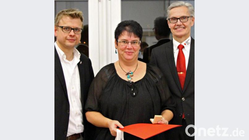 Die BRK-Kreisgeschäftsführer Markus Ruckdeschel (links) und Richard Knorr dankten Nadja Busch für bislang 75 Blutspenden. Bild: hai